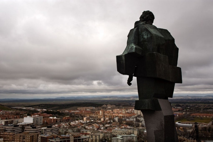Monumento al minero con vistas a Puertollano.