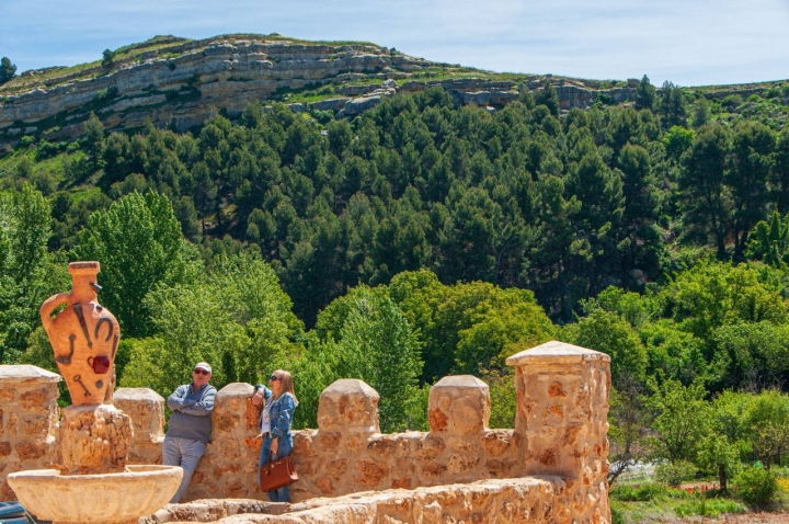Escapada Anento pareja en muro