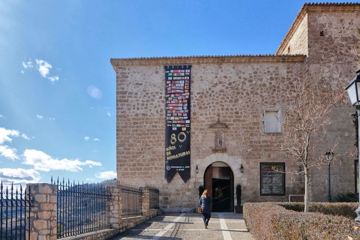 La fachada del Museo de las Miniaturas no revela lo que se oculta dentro.