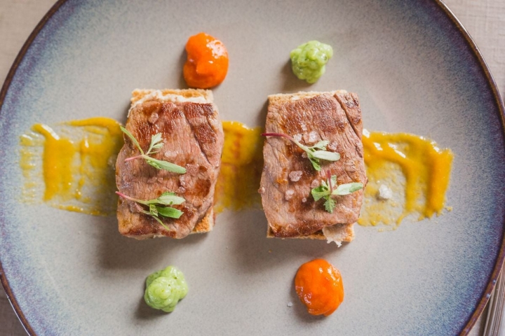 El plato Serranito Tropical, a base de cerdo ibérico de la zona, en el restaurante Arrieros, de Linares de la Sierra, en el Parque Natural de la Sierra de Aracena, Huelva.