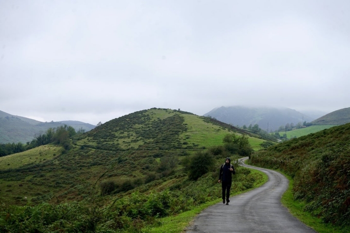 En otoño la niebla envuelve este entorno rural.