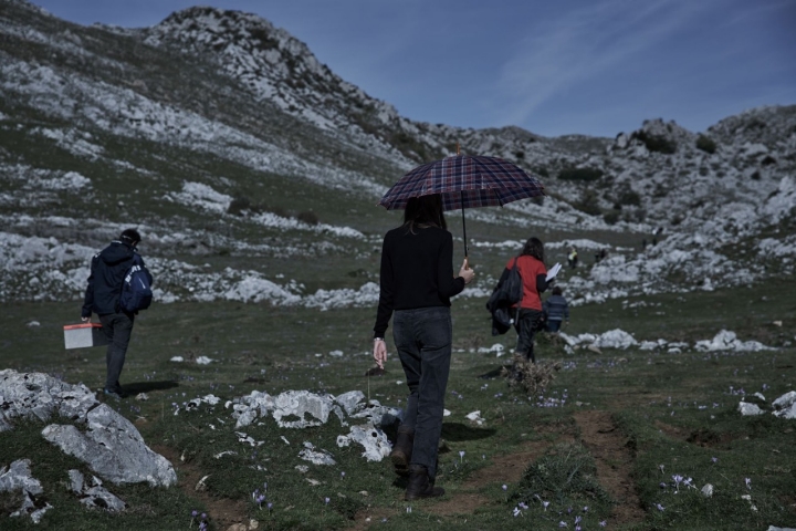 Parte del equipo de rodaje en El Angliru (serie Alma, Netflix)