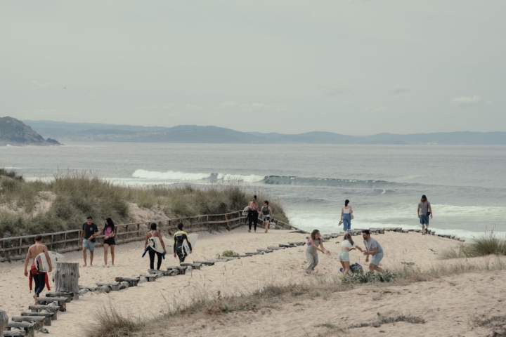 Gente en la playa durante la grabación de la tercera temporada serie RAPA