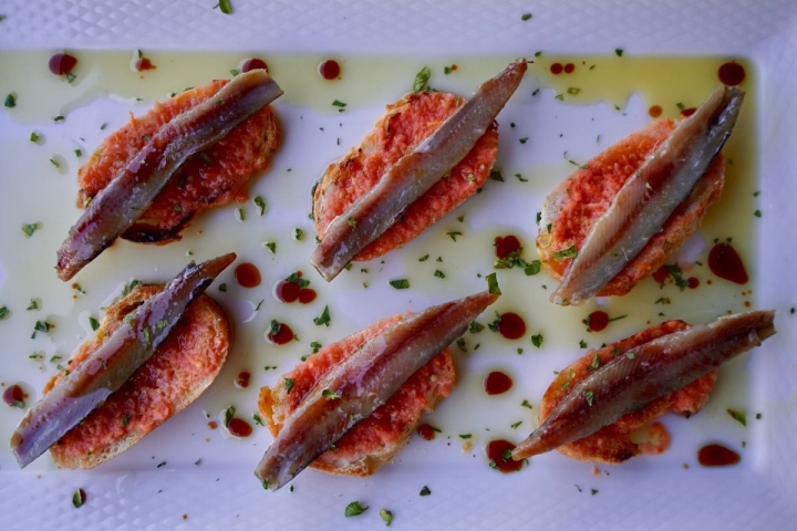 Tostas de anchoa del restaurante Sport, en Luarca, Asturias.