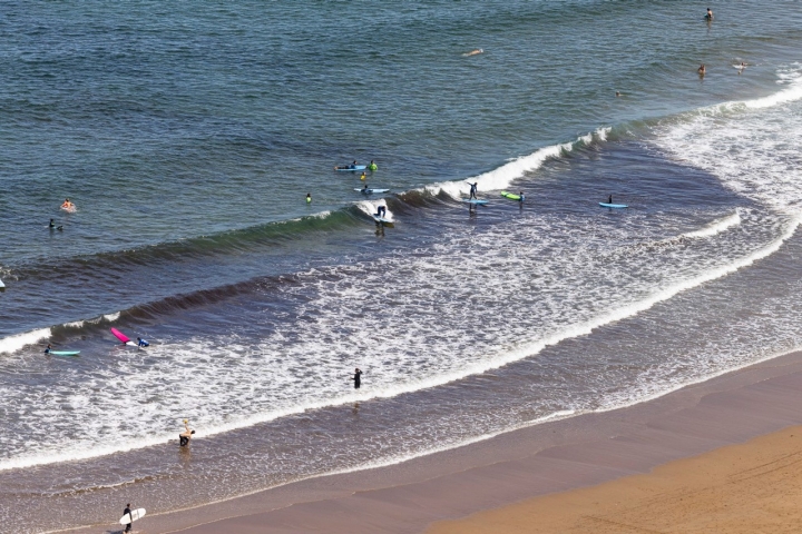 Flysch de Bizkaia en Getxo playa con surfistas