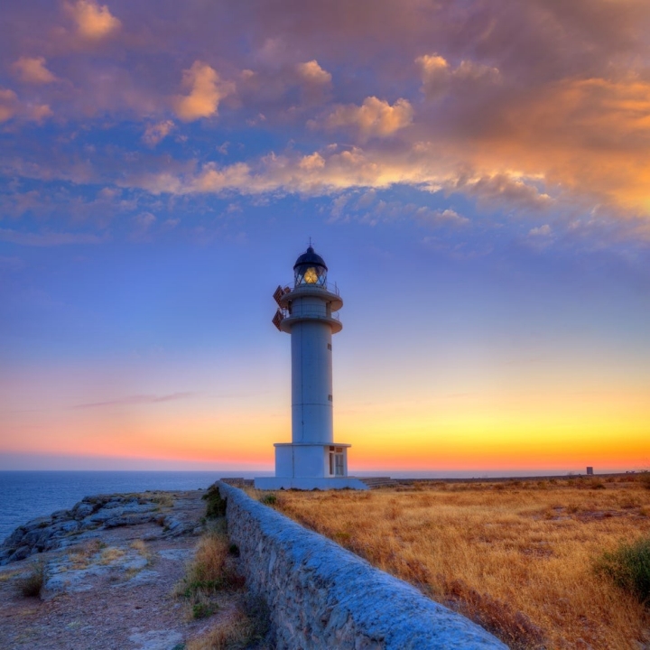 Atardecer en el faro de Cap de Barbaria, no apto para insensibles. Foto: shutterstock.