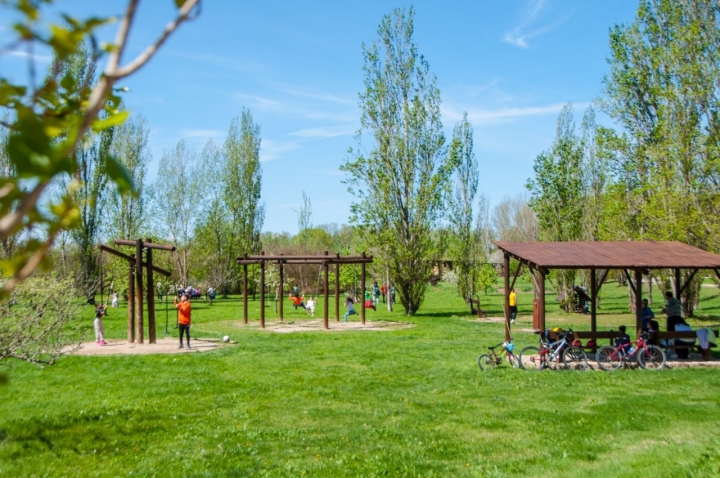 Una amplia área de juegos infantiles y con zonas de sombra recibe a los visitantes.