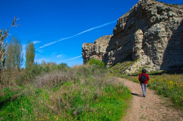 Uno de los caminos va junto al escarpe de yesos.