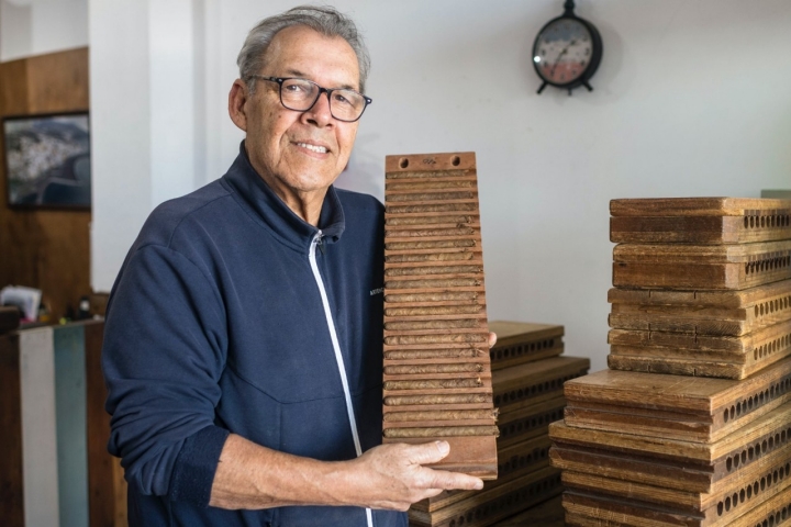 El maestro tabaquero Arturo Castillo en Garachico (Tenerife).