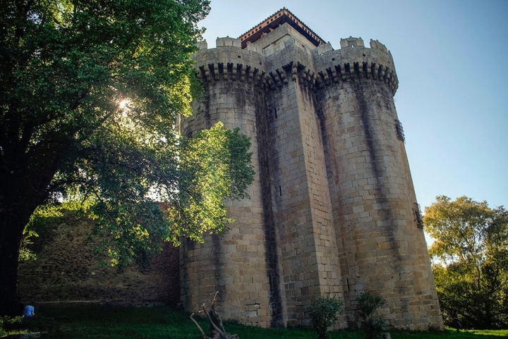 El castillo de la villa recibe a los visitantes.