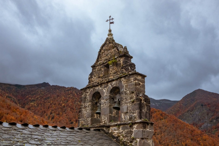 Campanario de la iglesia parroquial de Santa María en Monesteriu d’Ermu.