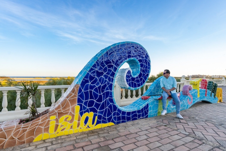 Uno de los bancos artísticos que hay en Isla Cristina (Huelva)