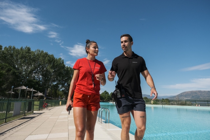 Jorge y la jefa del equipo de socorristas, Rebecca.