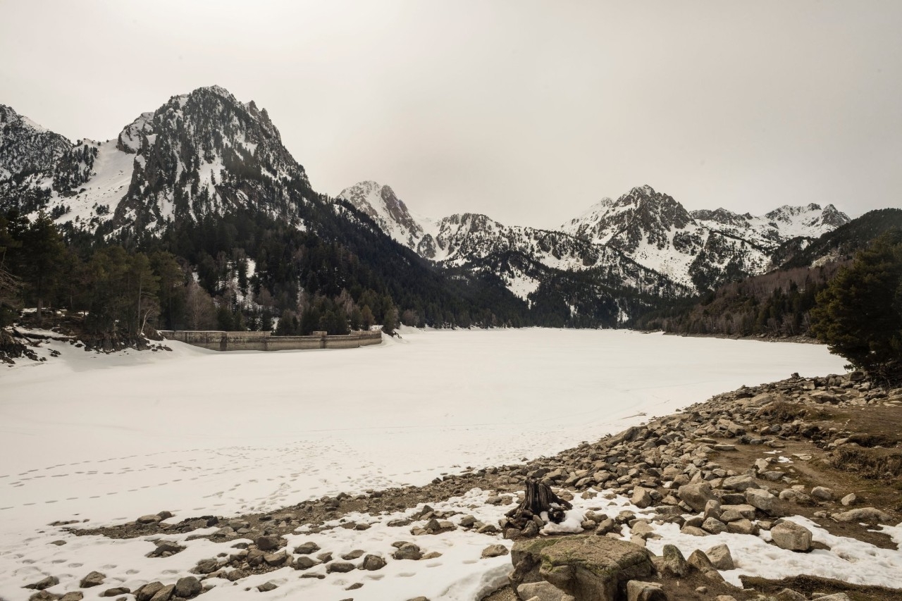 Lago de Sant Maurici cubierto de nieve