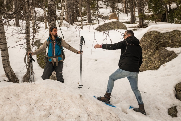 Un guía ofrece los bastones para moverse por la nieve