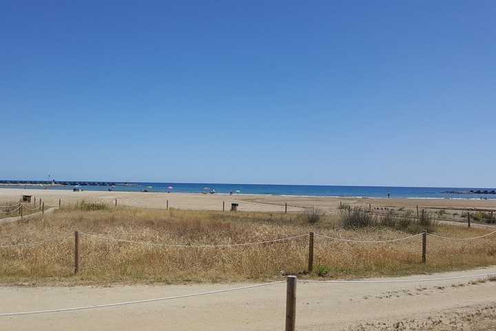 La playa Les Gavines está a 50 kilómetros de Barcelona. Foto: Ayuntamiento de Cubelles