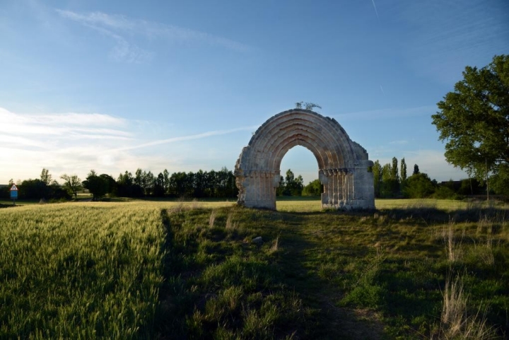 Aquí ya no vive nadie, pero el arco de San Miguel de Mazarreros bien merece una visita.