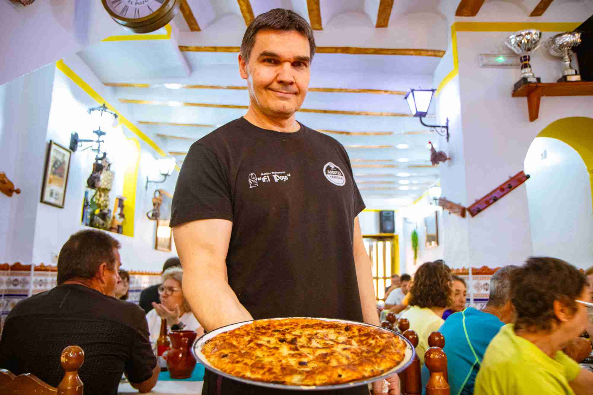 Víctor, a los mandos del Mesón el Pozo.