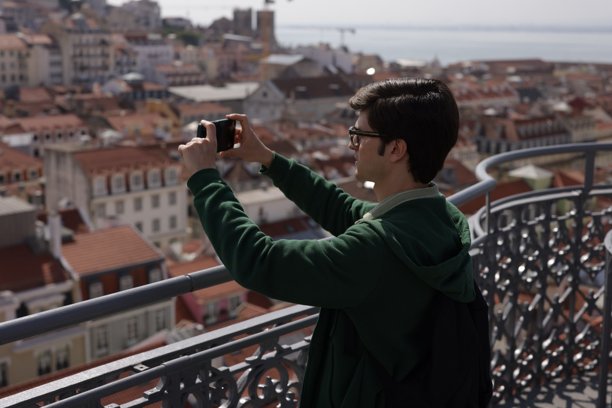 Biel Montoro realizando una foto desde un mirador de Lisboa.