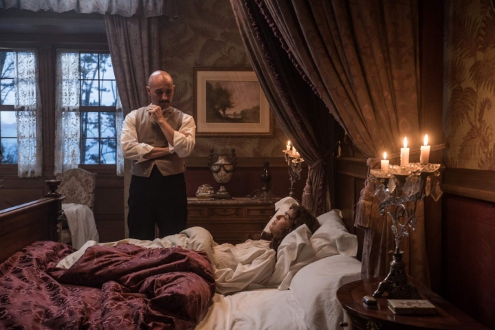 Los personajes de Gustavo e Inés en una habitación del pazo.