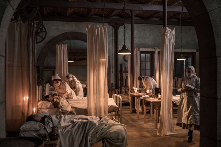 Vista del interior de un hospital en la serie ambientada en principios del siglo XX.