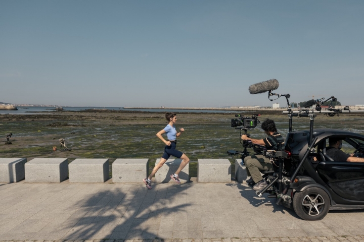 CLANES (L to R) CLARA LAGO as ANA in episode 05 of CLANES. Cr. JAIME OLMEDO/NETFLIX © 2023