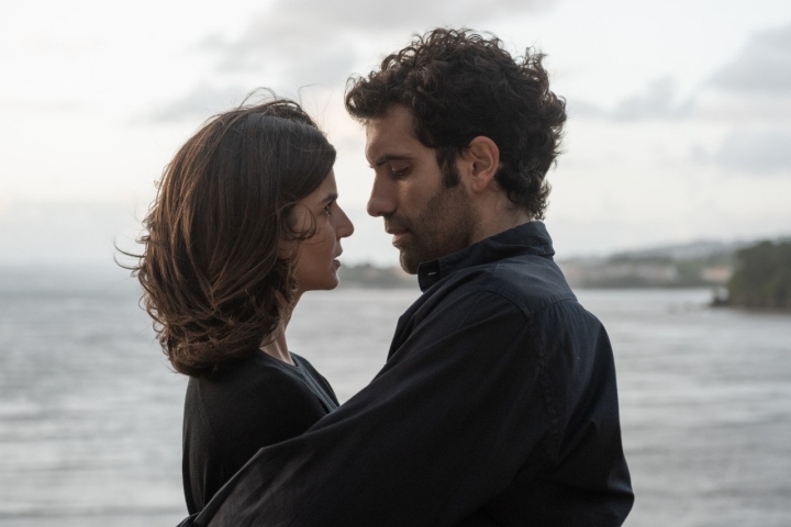 CLANES (L to R) Clara Lago as Ana, Tamar Novas as Daniel in episode 06 of CLANES. Cr. JAIME OLMEDO/NETFLIX © 2023