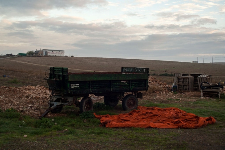 Un remolque descansa en Los ojos del Guadiana, a medio camino entre Daimiel y Arenas de San Juan.
