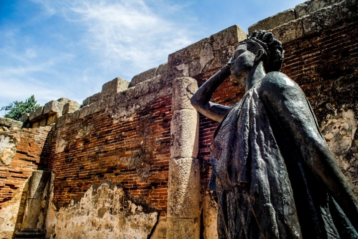 Estatua en el teatro romano en honor a la actriz Margarita Xirgú.