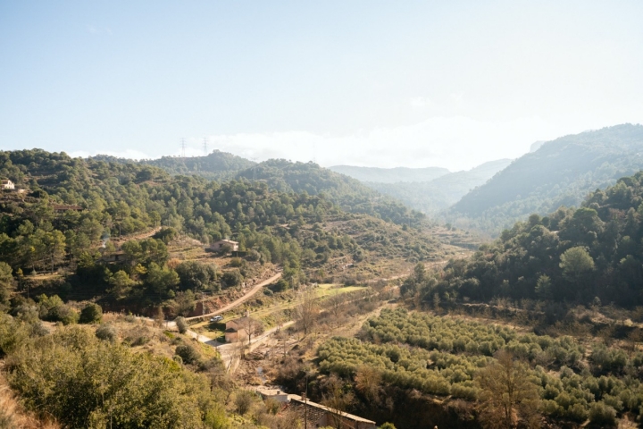 Mura se ubica en el corazón del parque natural de Sant Llorenç del Munt i l’Obac. 