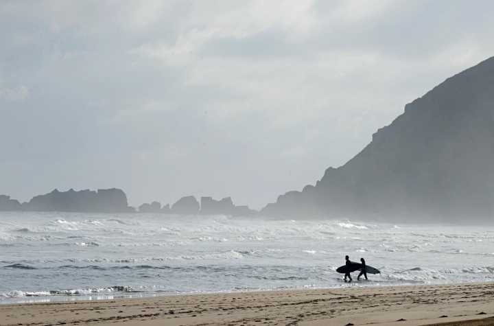 Surferos en Geoparque Costa Vasca. Foto: Marga Estebaranz.
