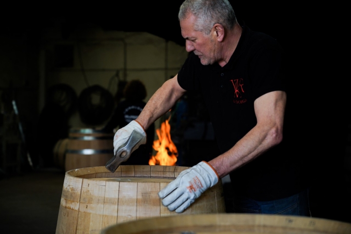 Los visitantes son bien recibidos para contemplar el trabajo a mano.