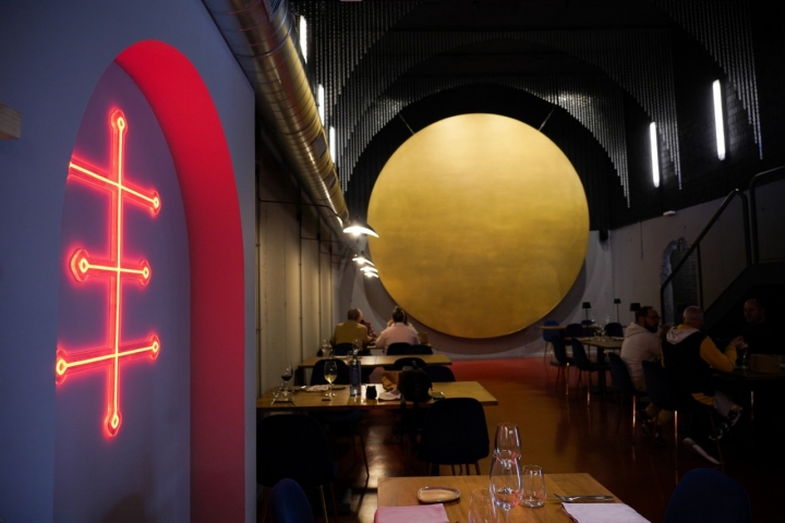 Vista general de la estancia. De fondo, una recreacción del sol.