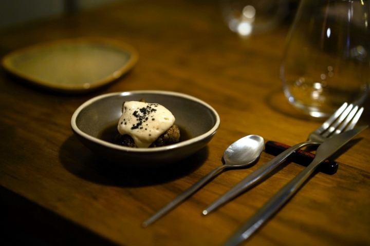 Coliflor a la brasa con besamel de cinco especias, sal negra y caldo de champiñón.