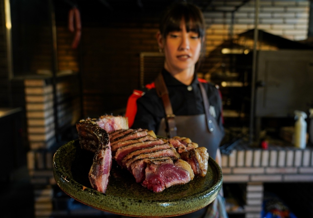 Picaña de ternera recién salida de la brasa, lista para degustar.