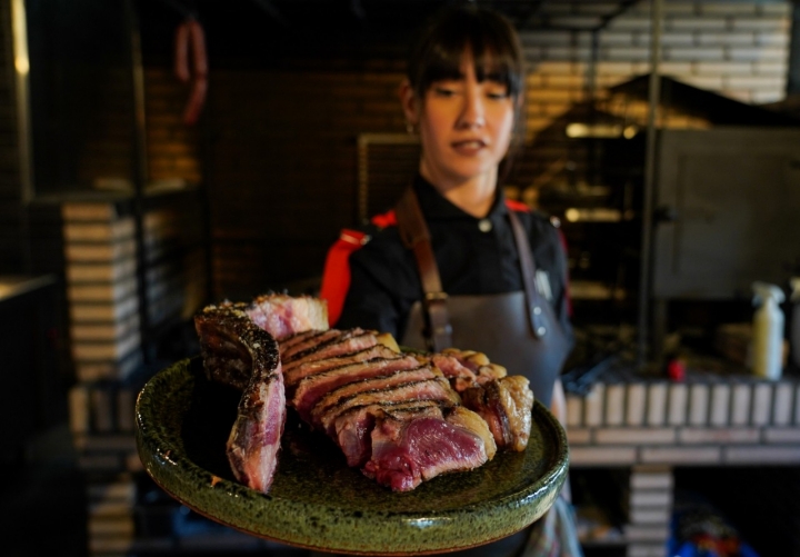Picaña de ternera recién salida de la brasa, lista para degustar.