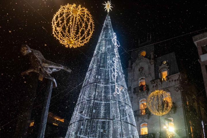 Confeti y nieve para festejar el encendido de las luces.