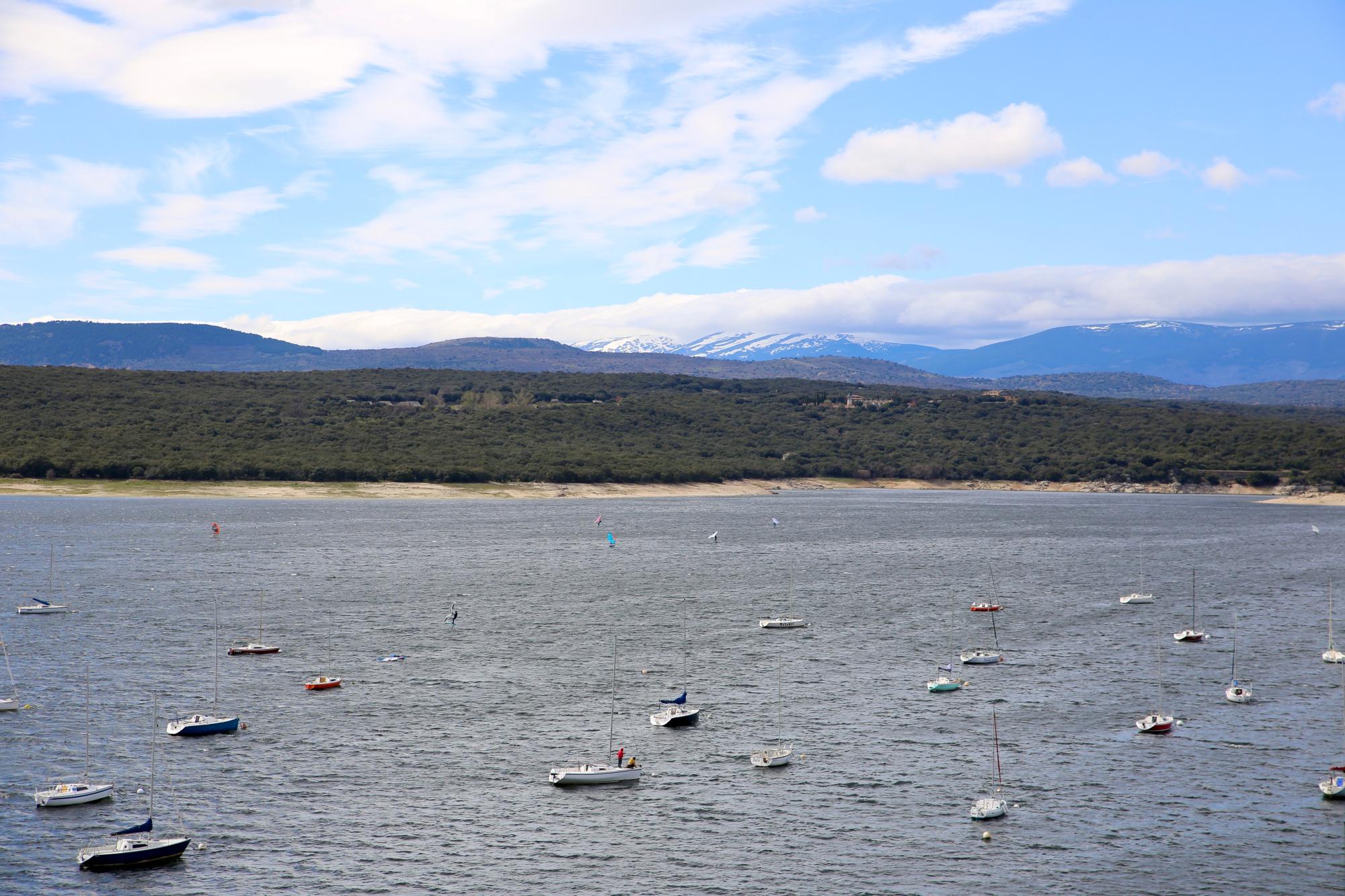 Veleros y surfistas en el pantano del Atazar