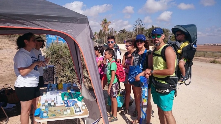 Voluntarios durante la campaña veraniega de sensibilización destinada al usuario del parque.