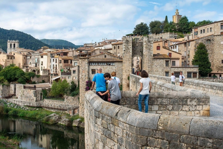 El puente de Besalú es frontera de tiempo y rey de Instagram.