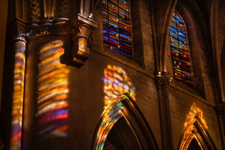 Juego de colores de las vidrieras de la catedral de Cuenca