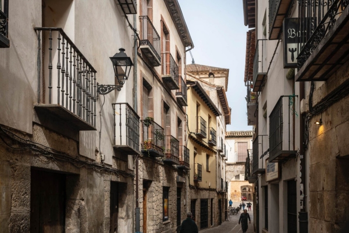 Las calles que rodean la plaza conservan el sabor del siglo XV.