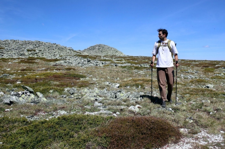 Senderista en el pedregal de Pico Teleno de León