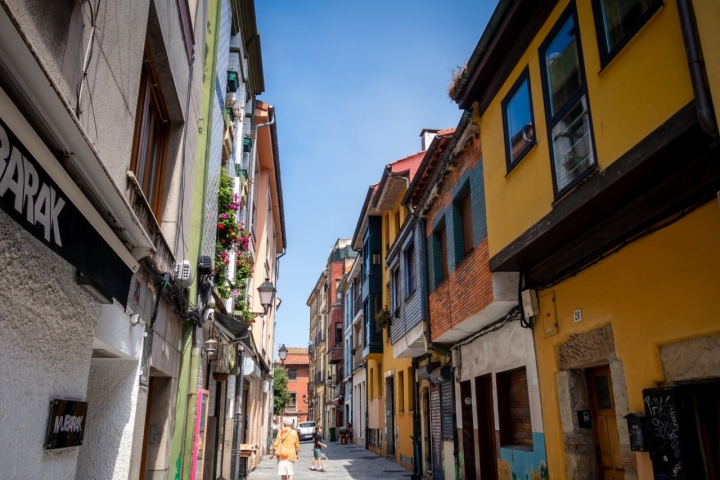 Una de las calles del barrio de Cimavilla, en Gijón
