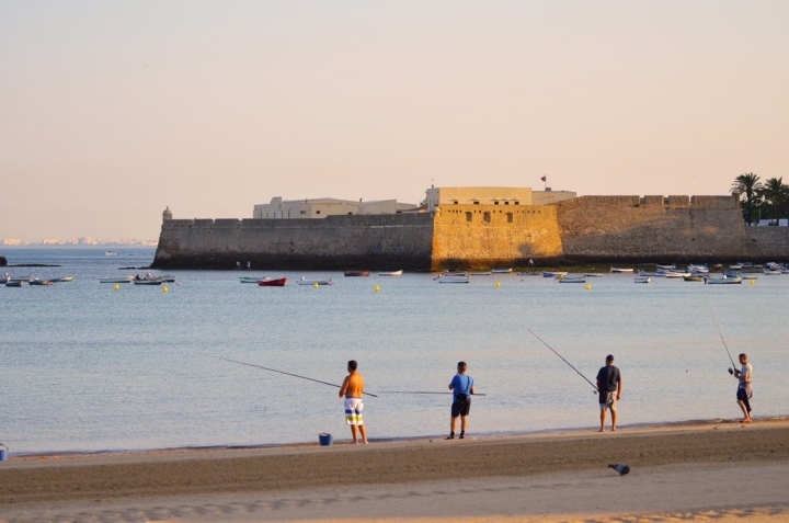 Pescadores en La Caleta. Foto: David Ibáñez Montánez / Patronato de Turismo de Cádiz.