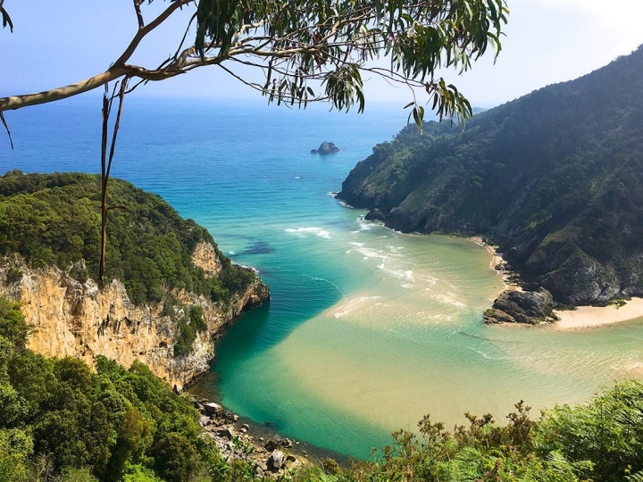 El Sable es una playa de acantilados salvajes y coquetos arenales. Foto: Guillermo Calvo.
