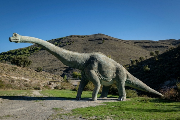 Reproducción, a tamaño natural, de un dinosaurio en Enciso