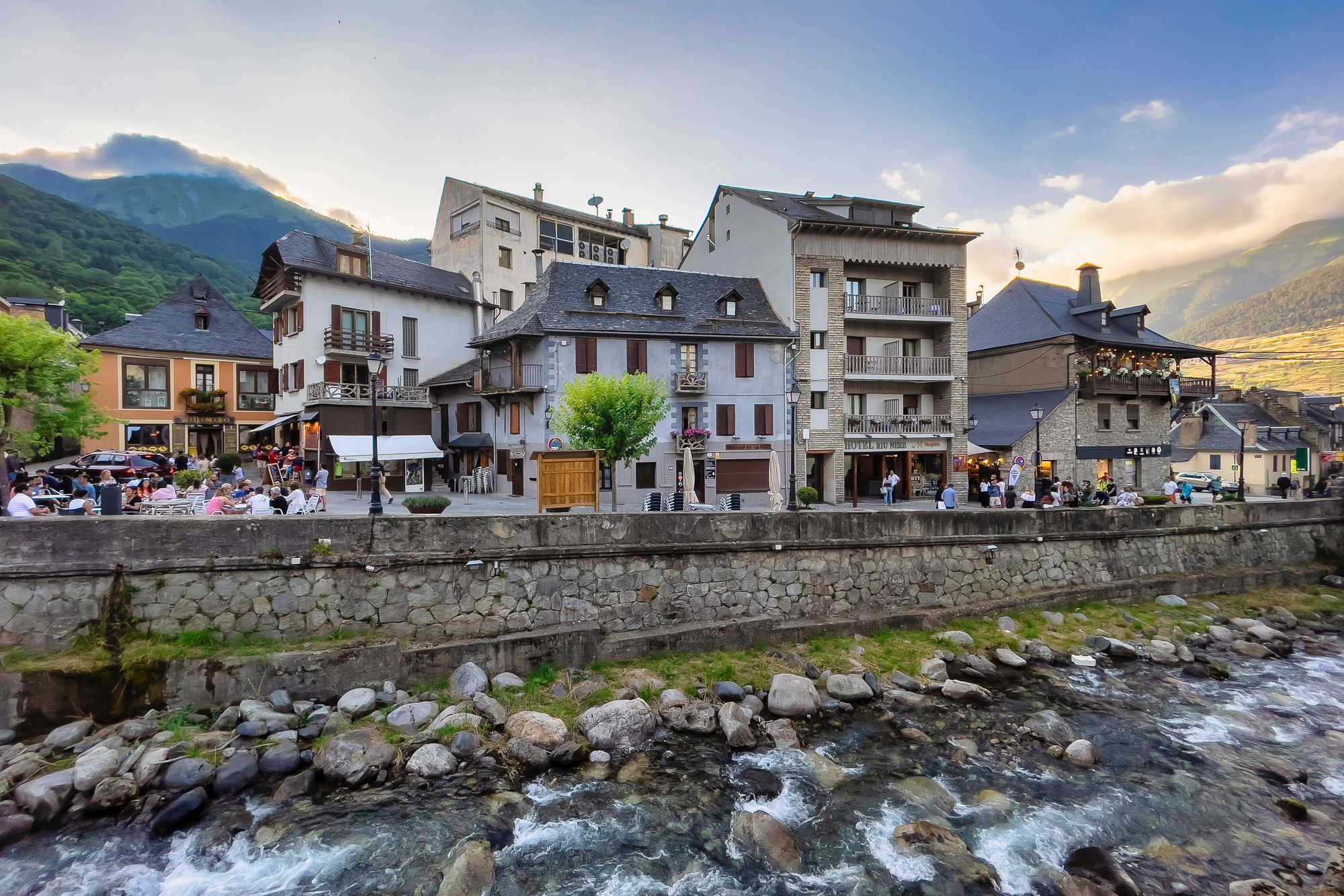 El Garona a su paso por Vielha.