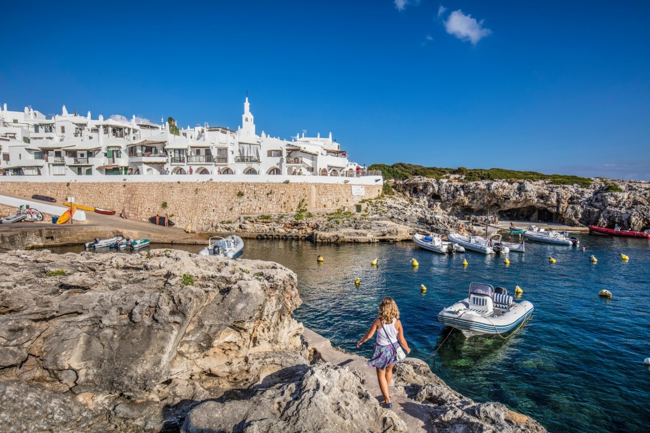 Binibèquer Vell es un pequeño pueblo de pescadores situado unos 8 kilómetros al sur de Mahón. Foto: iStock