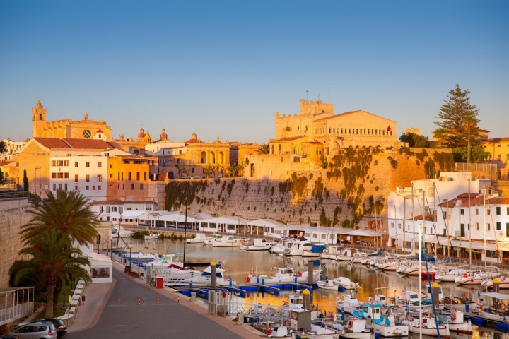Ciutadella es famosa por su casco antiguo y sus calles medievales. Foto: iStock